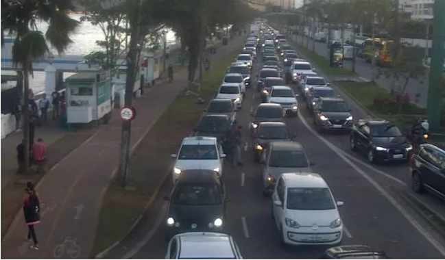 Motoristas esperam mais de 1h na travessia de balsa entre Santos a Guarujá