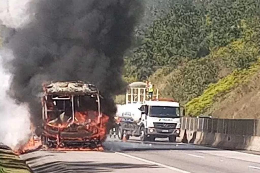 Ônibus fica destruído após pegar fogo na Rodovia dos Tamoios