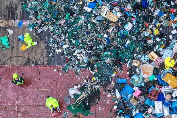 Navio retira toneladas de dejetos em ‘ilha de lixo’ no Pacífico; veja o vídeo