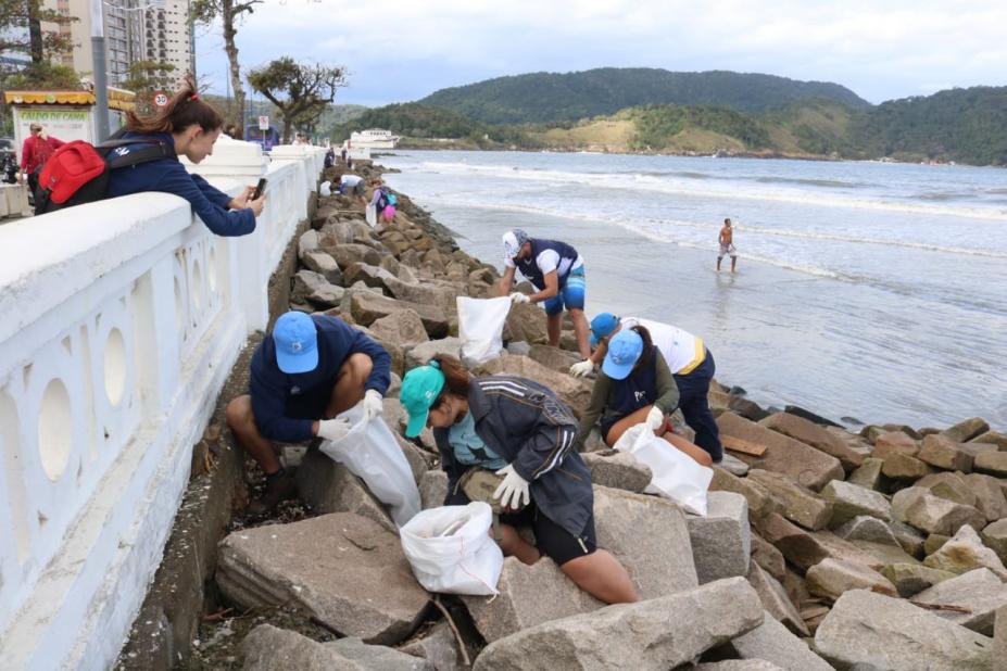 Mobilização na praia em Santos retira 112kg de lixo, com 1,4 mil bitucas de cigarro