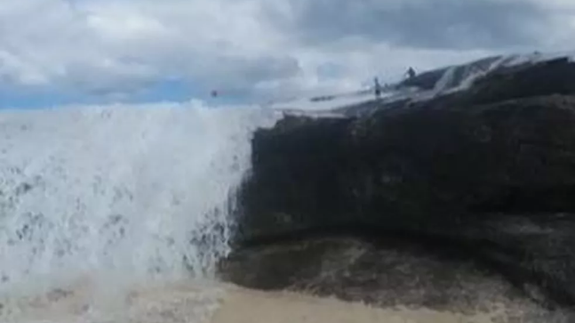 Onda atinge grupo que observava surfistas e deixa 8 feridos em Niterói