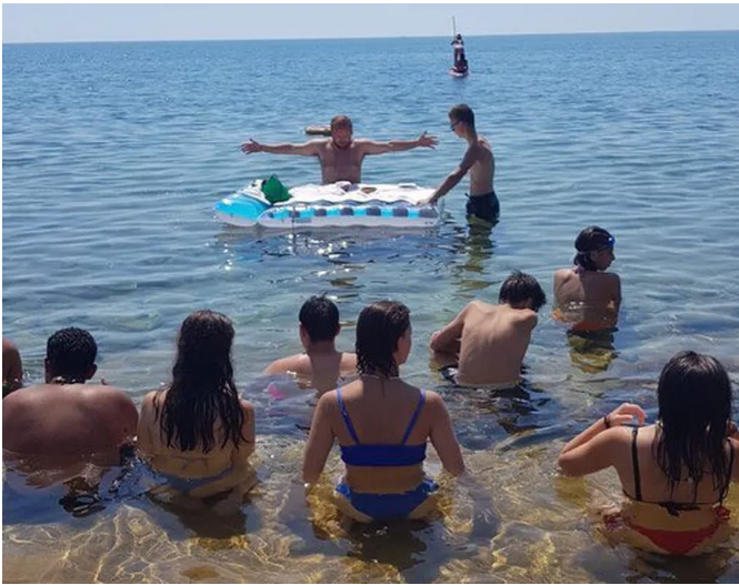 Contra calor na Itália, padre usa boia como altar em missa na praia e vira alvo de investigação