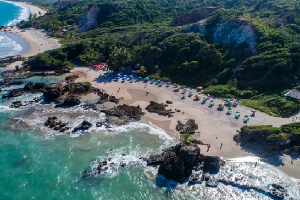Conheça as oito praias oficiais de nudismo no Brasil
