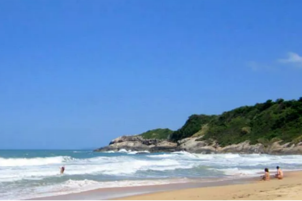 Vereador quer proibir nudismo em praia frequentada por naturistas há 40 anos em SC