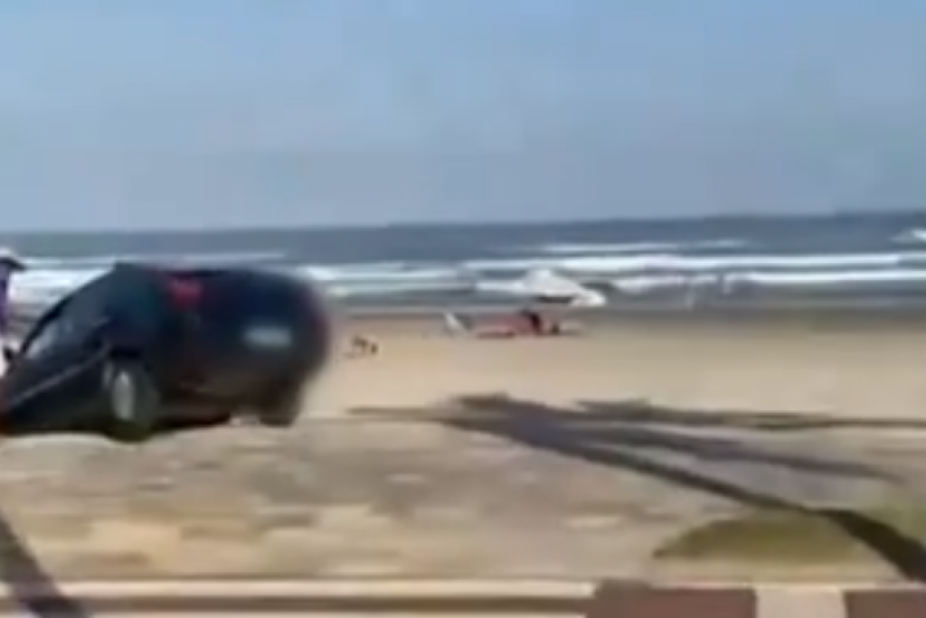 Carro invade praia e fica ‘preso’ entre calçadão e areia no litoral de SP