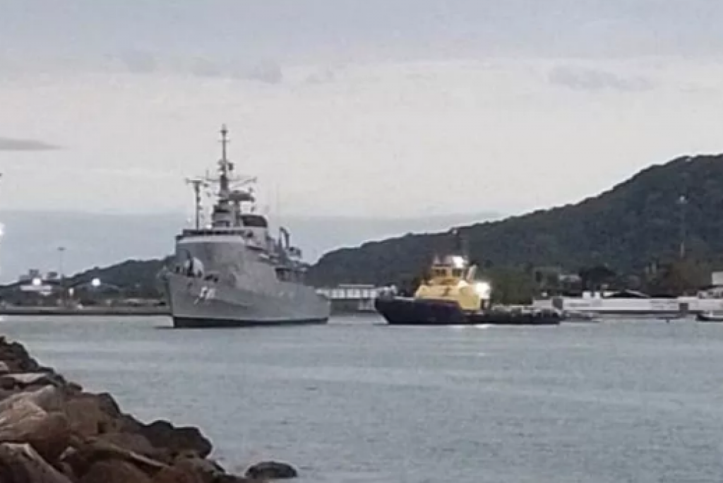 Fragata da Marinha fica desgovernada durante a travessia do canal do Porto de Santos