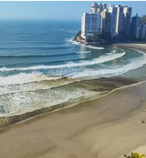 Bolsonaro passeia de moto e come pastel no litoral de SP