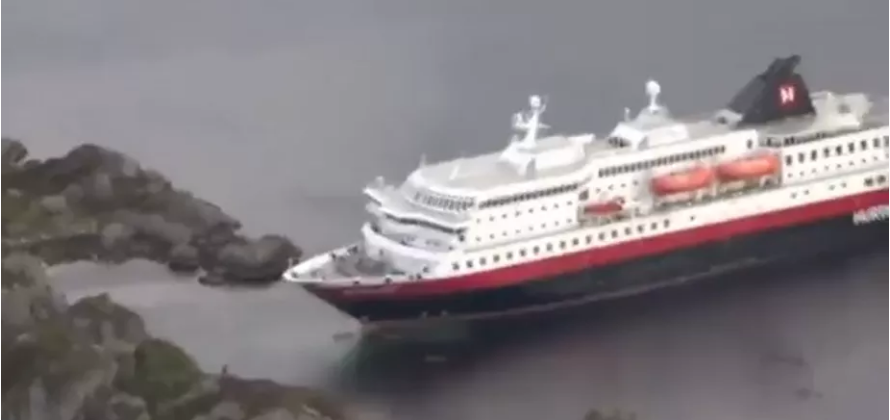 Cruzeiro encalha na costa da Noruega, e subida da maré preocupa; veja vídeo