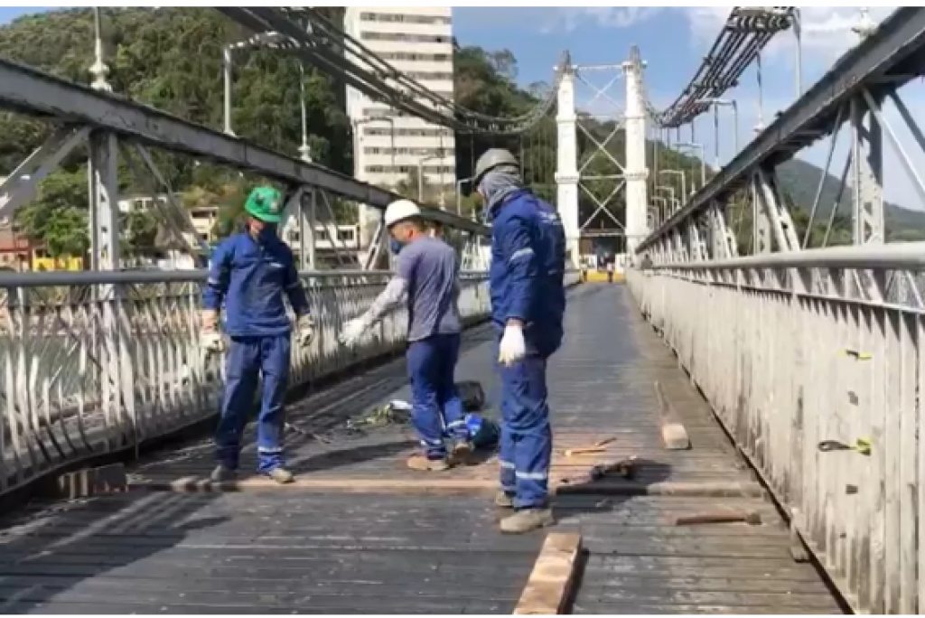 Ponte Pênsil passa por reparos emergenciais em São Vicente