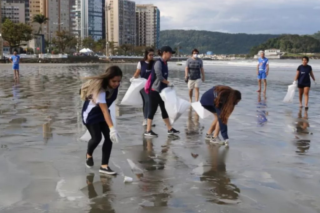 Voluntários recolhem 1,4 mil bitucas de cigarro nas praias de Santos