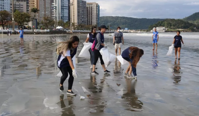 Voluntários recolhem 1,4 mil bitucas de cigarro nas praias de Santos