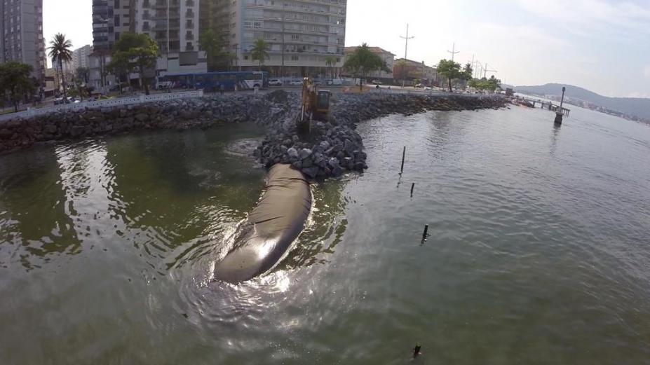 Geobags impedem mais estragos após ressaca na Ponta da Praia em Santos