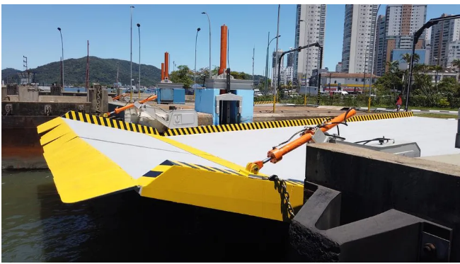Gaveta para embarque e desembarque da travessia de balsas entre Santos e Guarujá é entregue após reforma