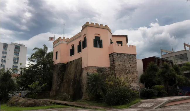 Outeiro de Santa Catarina passa por revitalização para o resgate de pinturas originais, em Santos