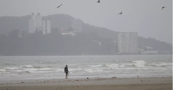 Defesa Civil emite alerta para chuvas ‘fortes e contínuas’ na Baixada Santista