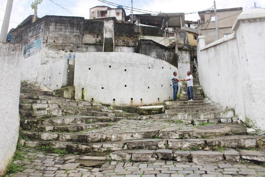 Escadaria em morro de Santos começa a ser revitalizada em novembro