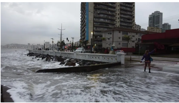 Frente fria chega a Santos nesta segunda-feira e há previsão de ventos fortes e ondas de até três metros