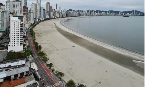 Lagoa surge em faixa de areia alargada há 11 meses em Balneário Camboriú
