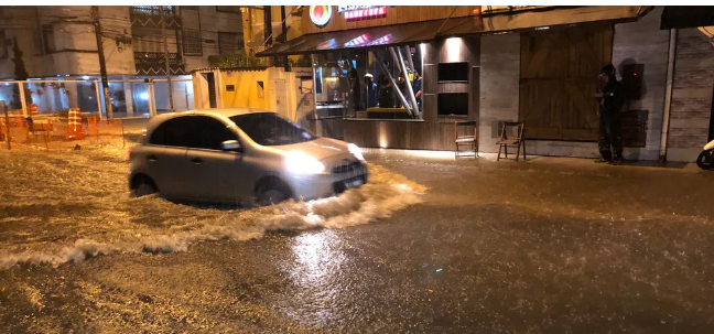 Tempestade na Baixada Santista deixa morros em estado de atenção e ruas alagadas