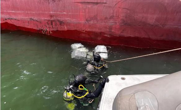 Mergulhadores encontram mais de 190 kg de cocaína escondidos em casco de navio no Porto de Santos