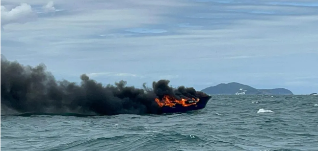 Marinheiro fica ferido após lancha pegar fogo no mar no litoral de SP