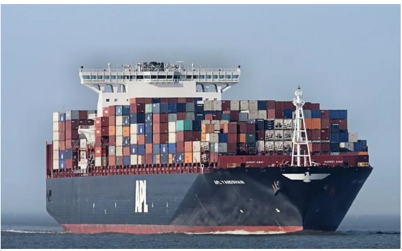 Navio ‘gigante’ de 347 metros de comprimento deixa o Porto de Santos e vai interromper a travessia de balsas