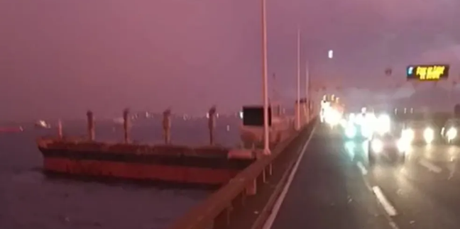 À deriva, navio  bate na Ponte Rio-Niterói; veja vídeo
