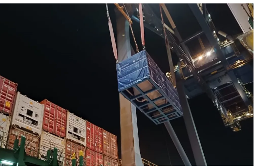 Estrutura para lançamento de foguete com mais de 100 toneladas chega ao Porto de Santos