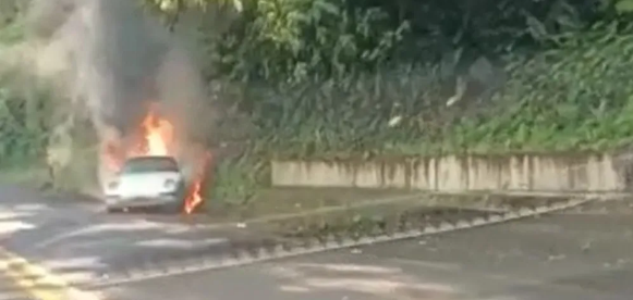 Carro pega fogo no trecho de Serra da Rodovia Oswaldo Cruz, em Ubatuba