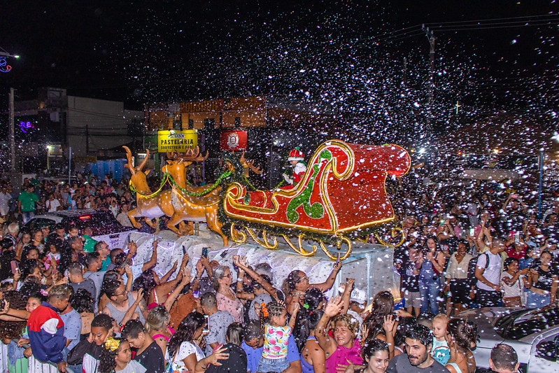Parada de Natal leva milhares de pessoas às ruas de Bertioga
