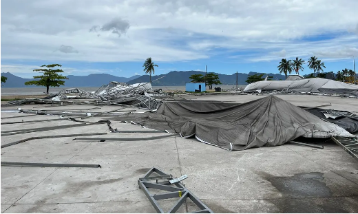 Vento forte destrói tenda de eventos em Caraguatatuba; veja vídeo