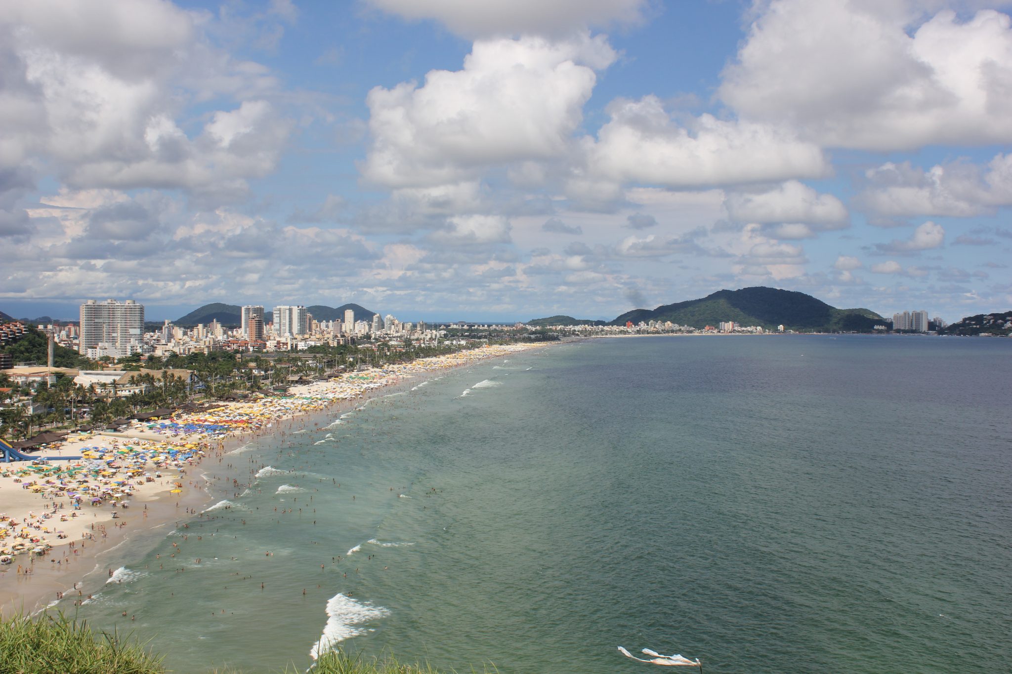 Guarujá recebe crianças do Projeto Capoeira Social para conhecer o mar neste fim de semana