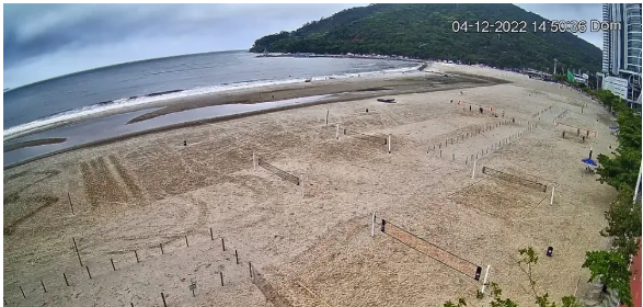 Praia de Balneário Camboriú tem ‘lagoa’ sobre areia ao completar 1 ano do alargamento