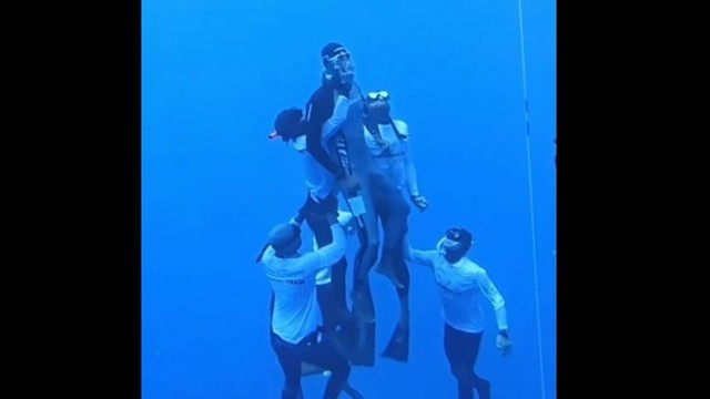 Mergulhador sem cilindro de oxigênio é resgatado após desmaiar a 125 metros de profundidade; vídeo