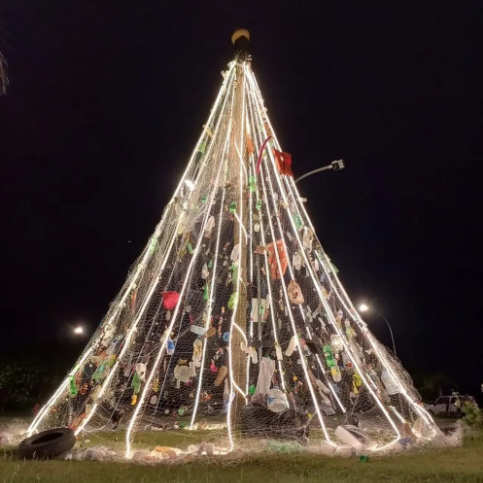 Ubatuba tem árvore de Natal com lixo recolhido das praias da cidade