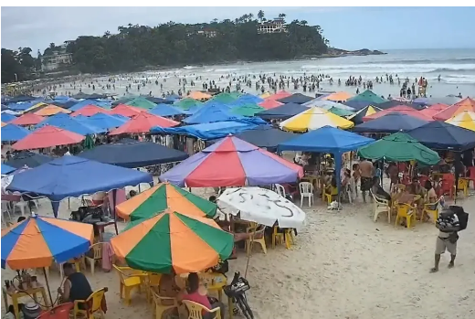 Turistas lotam praias do Litoral Norte de SP na véspera de Natal