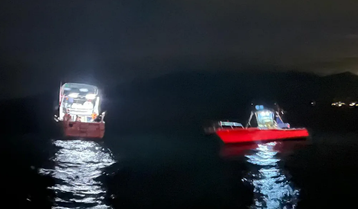 Lancha fica à deriva e mobiliza bombeiros para resgate de 14 pessoas em Caraguatatuba