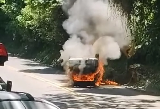 Carro pega fogo após capotar na Rio-Santos, em São Sebastião
