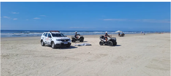 Corpo de homem com sinais de afogamento é encontrado na faixa de areia em praia no litoral de SP