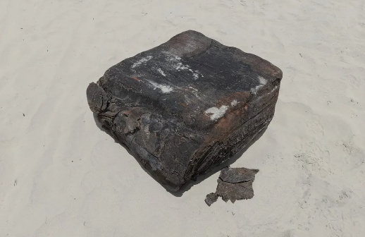 Novo fardo de navio nazista é encontrado em praia do litoral de SP