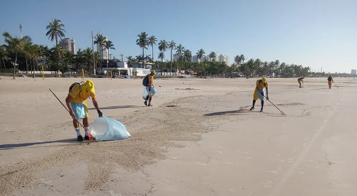 Mil toneladas de lixo são retiradas das praias de Guarujá após a virada do ano