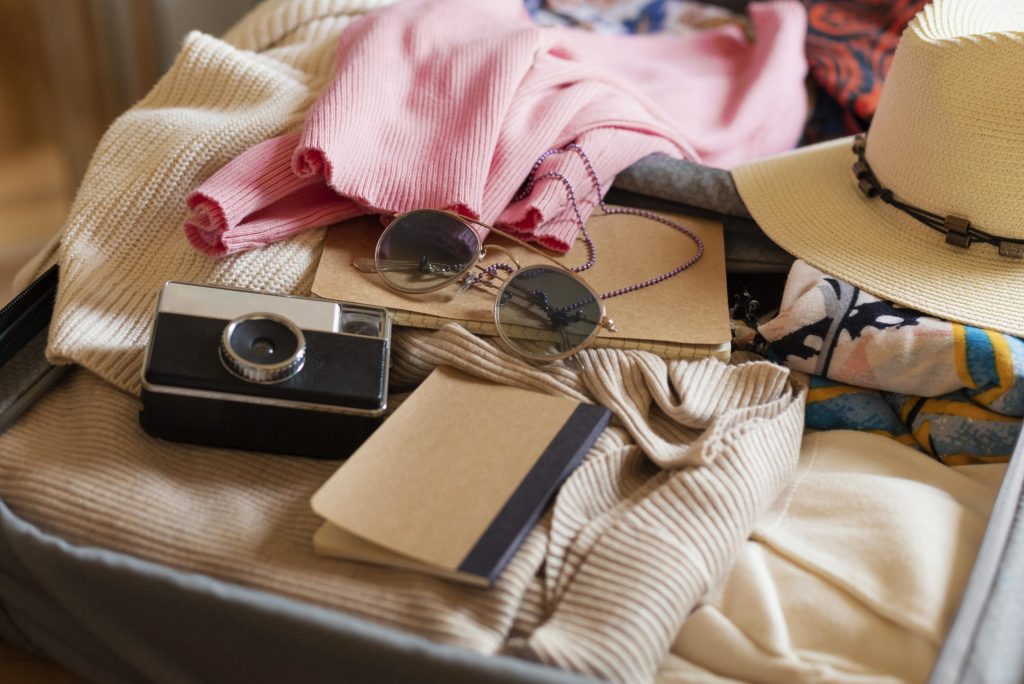 Moda no verão: veja como montar uma mala de mão compacta com estilo