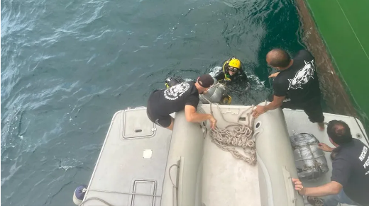 Mergulhadores encontram mais de 290 kg de cocaína em casco de navio no Porto de Santos