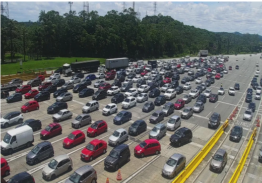 Motoristas enfrentam quilômetros de congestionamento na rodovia dos Imigrantes