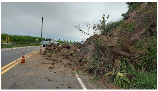Deslizamento de terra causa interdição parcial na Rio-Santos em São Sebastião