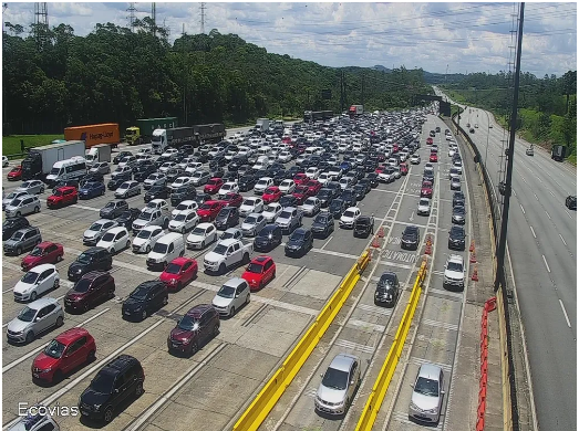 Mais de 80 mil veículos devem deixar a capital paulista rumo ao litoral de SP no feriado de aniversário de São Paulo