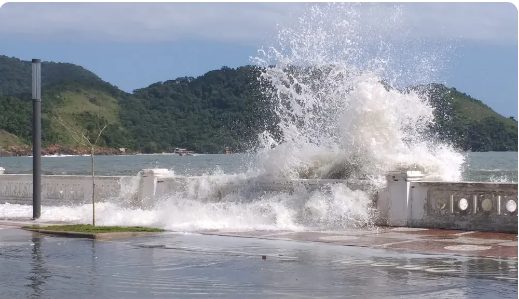 Defesa Civil alerta para ressaca com ondas de 2,5 metros e queda na temperatura na Baixada Santista
