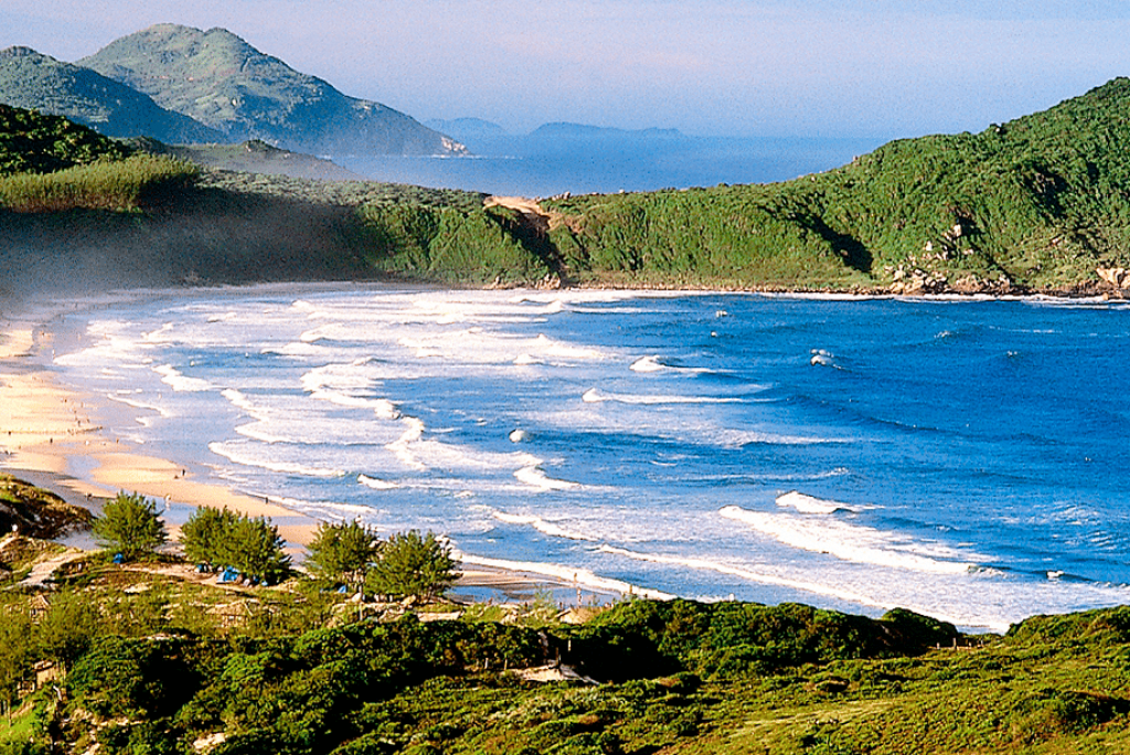 Praia do Rosa: Conheça em detalhes a praia eleita uma das mais belas do Brasil