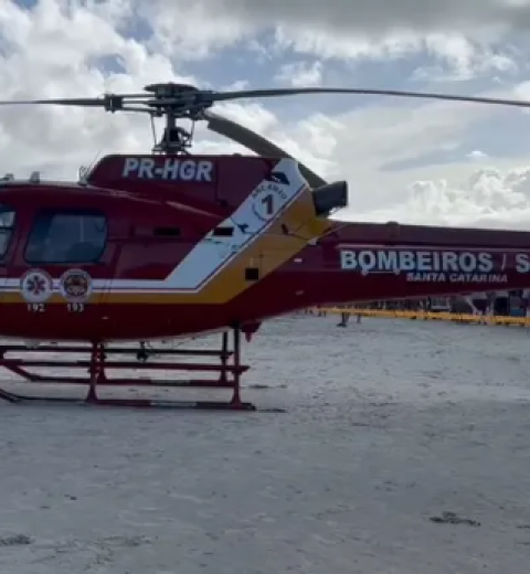 Helicóptero Águia resgata quatro vítimas de afogamento na Praia Grande em Ubatuba