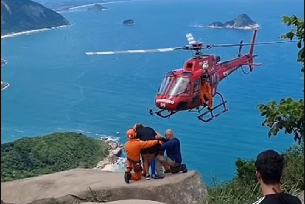 Bombeiros do Rio de Janeiro fazem resgate cinematográfico após mulher se acidentar em trilha; veja vídeo